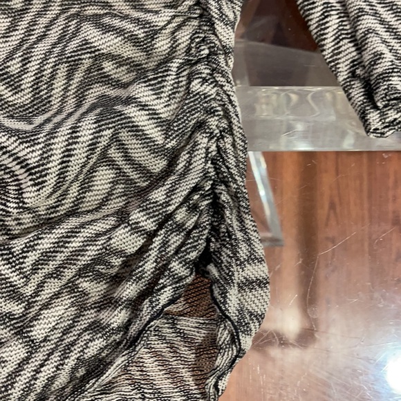 St John Small off shoulder gray white blouse - Picture 6 of 6